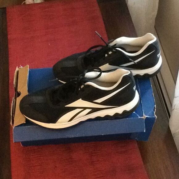 Rebok women’s size 10 sneakers black white used - Picture 3 of 6